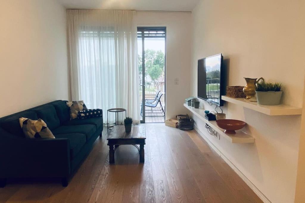 Laura Compound- Authentic 1 Bedroom Charming & Specious Tel Aviv Exterior photo