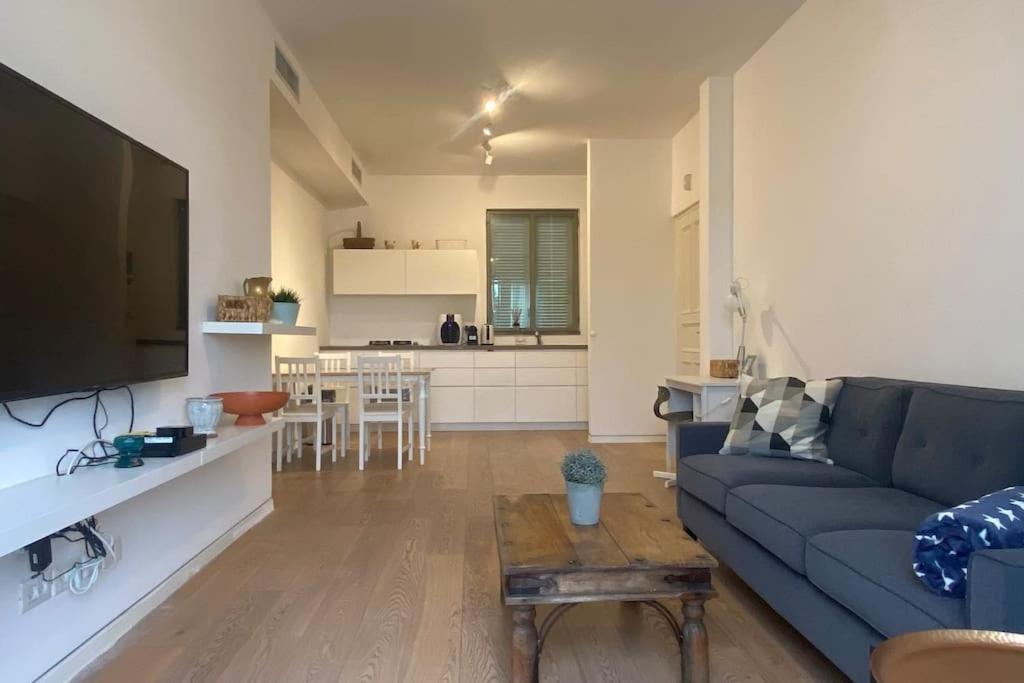 Laura Compound- Authentic 1 Bedroom Charming & Specious Tel Aviv Exterior photo